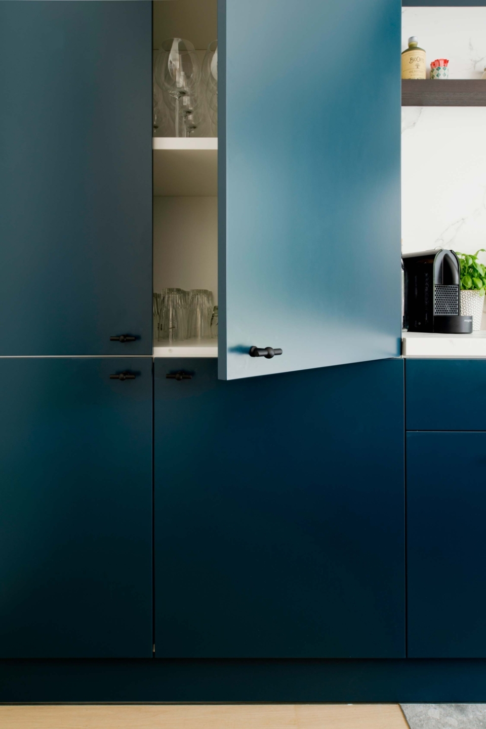 Woning M Kortrijk - Keuken kolomkast open